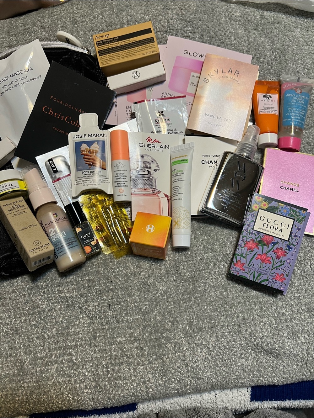 Assorted beauty samples with Olaplex Makeup Bag - Picture 2 of 5